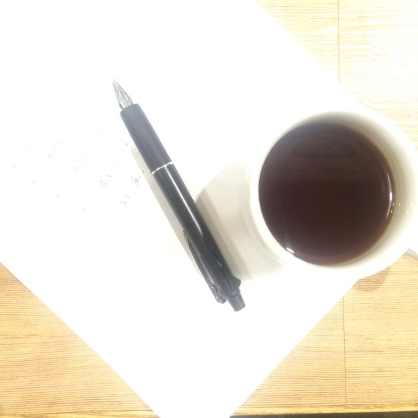 コーヒーカップとペン